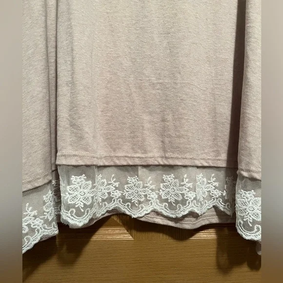 Cream Colored Lace Hem Tunic - Picture 4 of 9